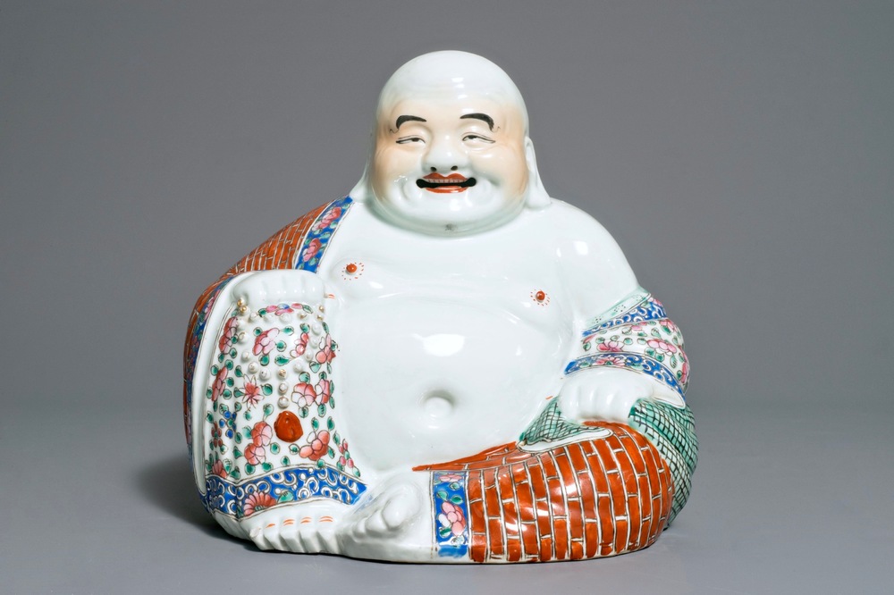 Een grote Chinese famille rose figuur van Boeddha, 19/20e eeuw